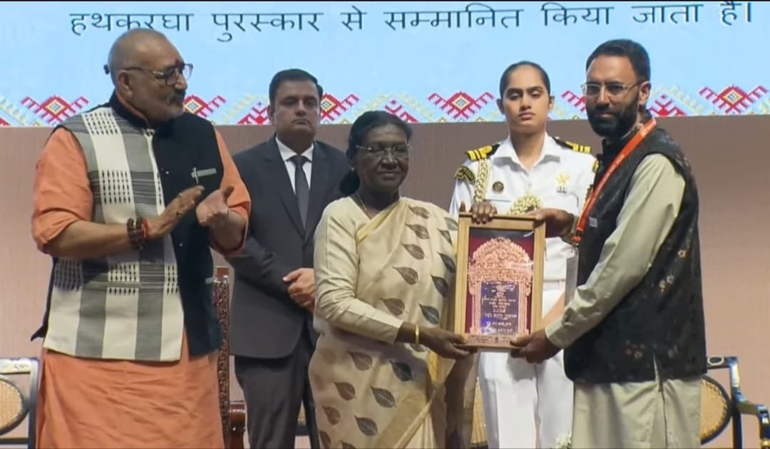 President Murmu confers National Handloom Award on 2 master weavers from Kashmir