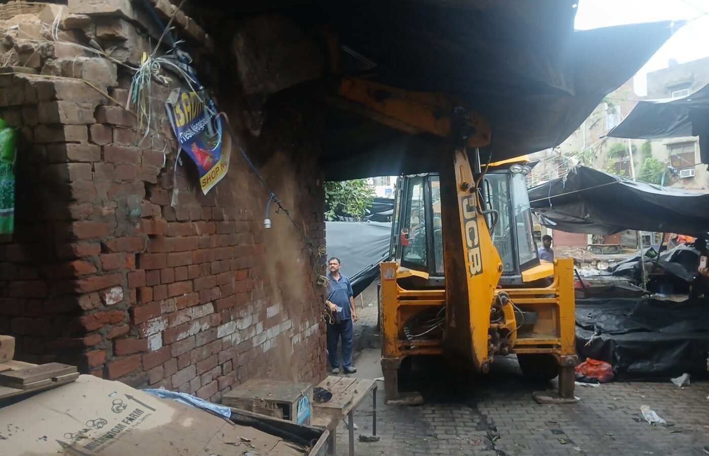 JMC demolishes illegal shops for reconstruction of Parade Sabzi Mandi