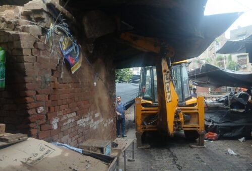 JMC demolishes illegal shops for reconstruction of Parade Sabzi Mandi